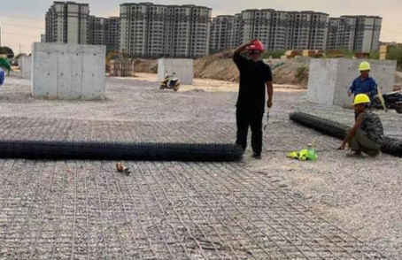 大化土工格栅铺设前地基要怎么处理?